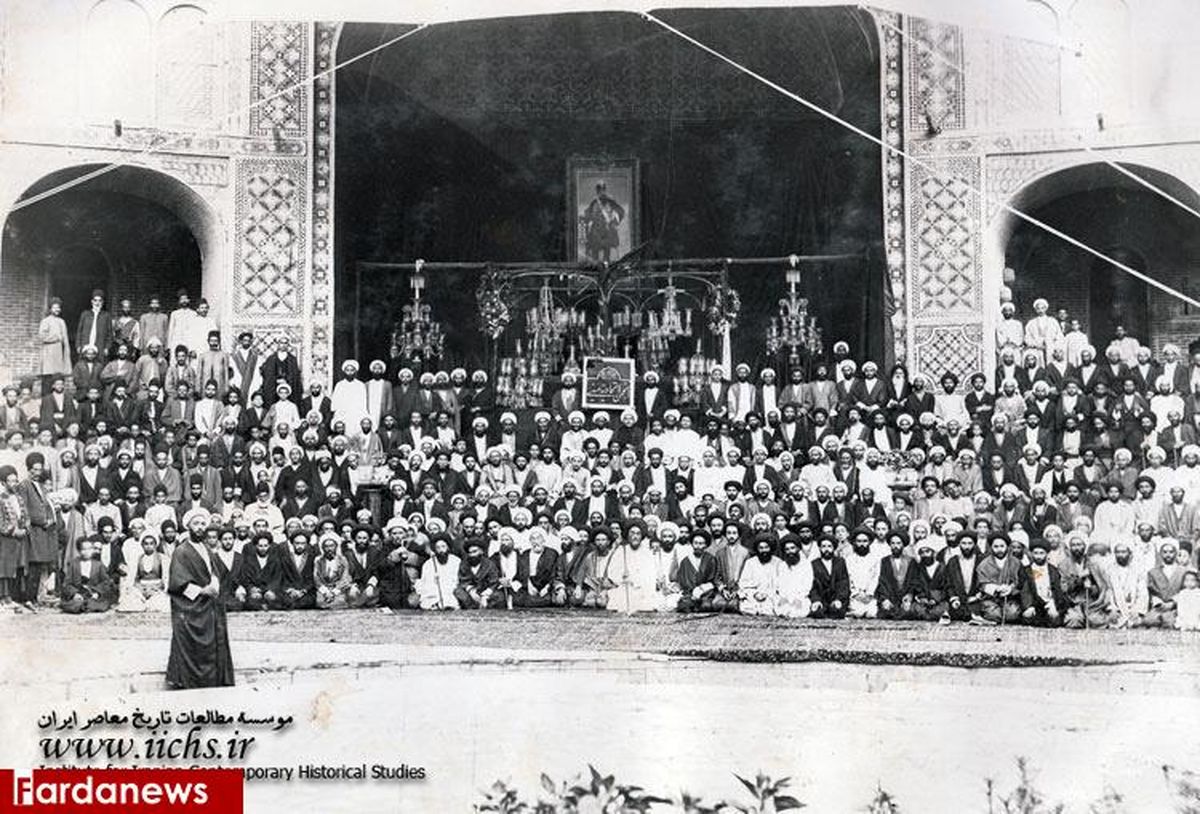 عکس: منبری‌های تهران قدیم در کنار پیکر شاه