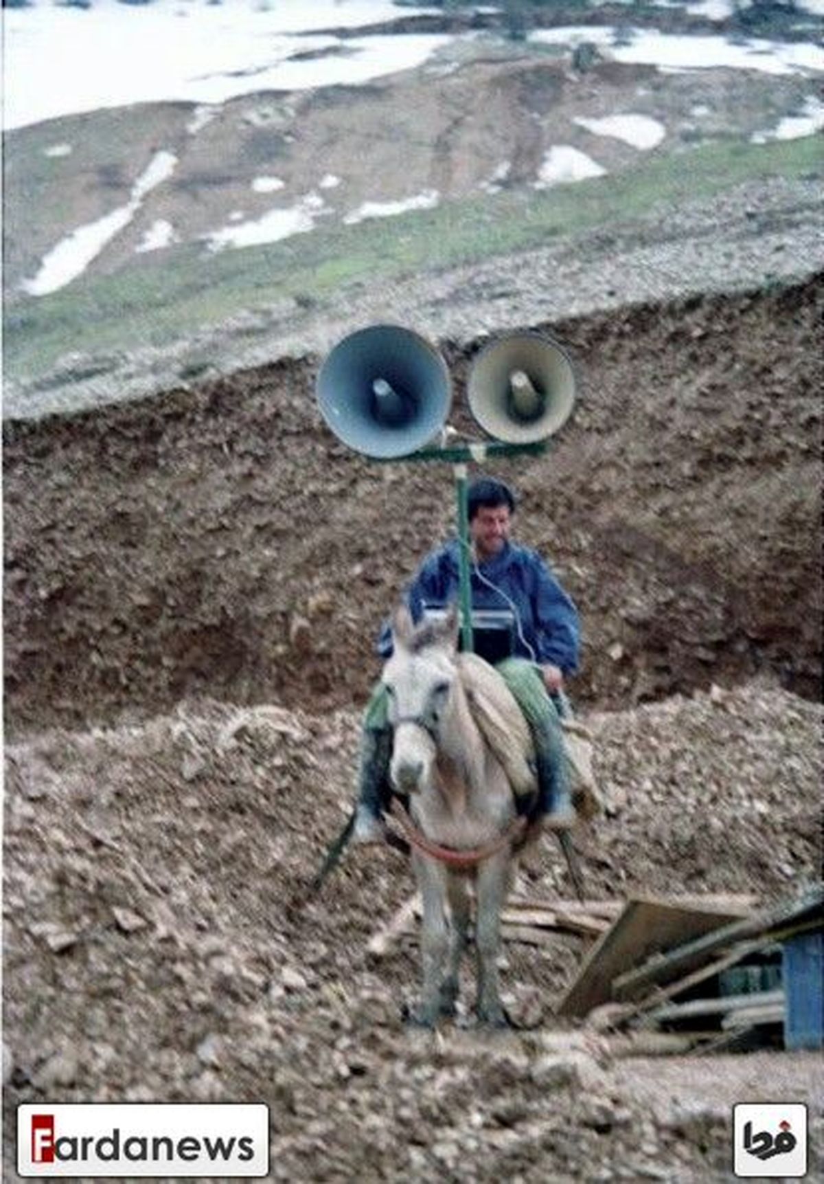 قاطرسواری یک رزمنده در واحد سیار تبلیغات جنگ/عکس