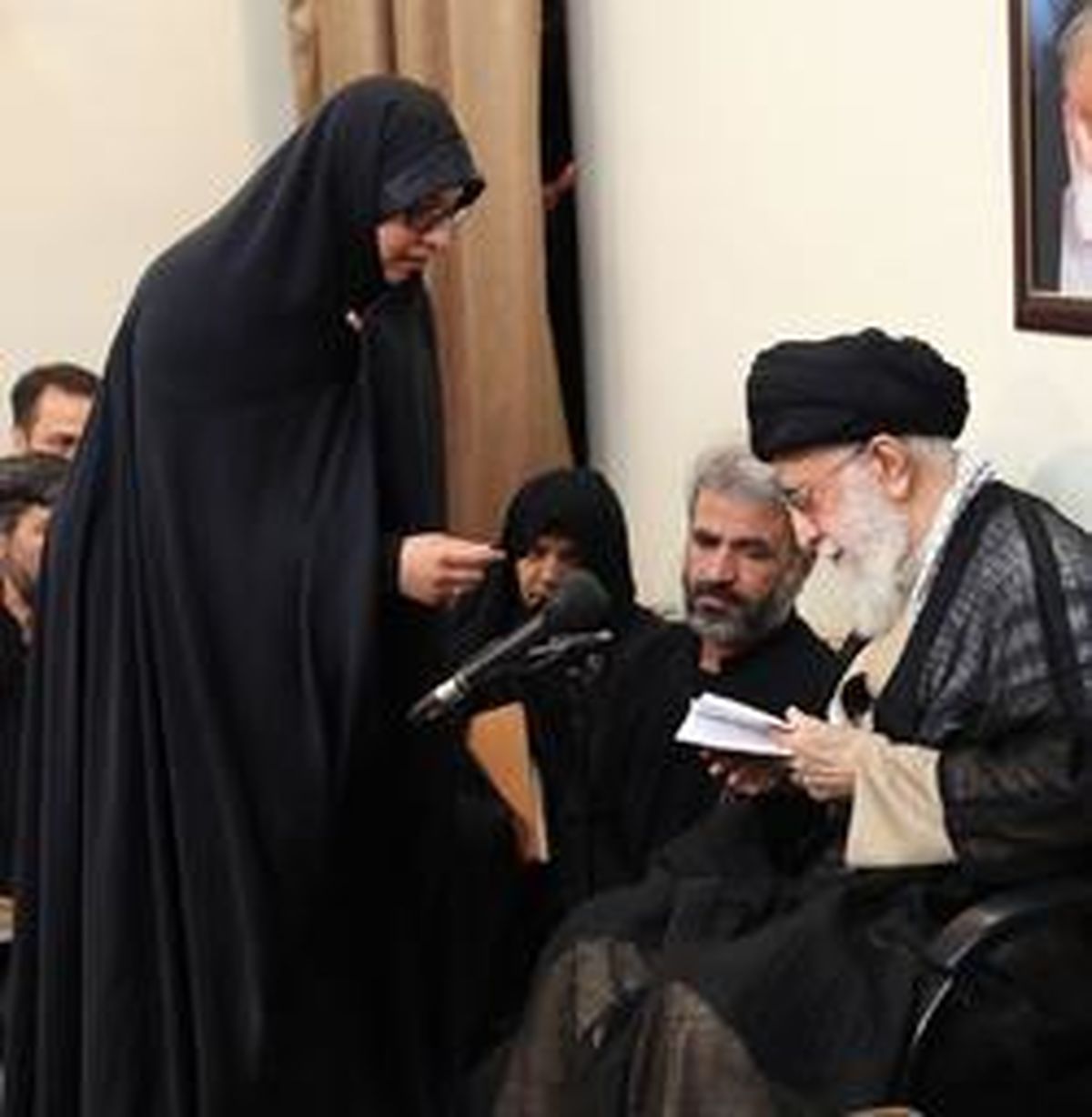 تبریک ازدواج همسر شهید حججی توسط پدر و مادر شهید