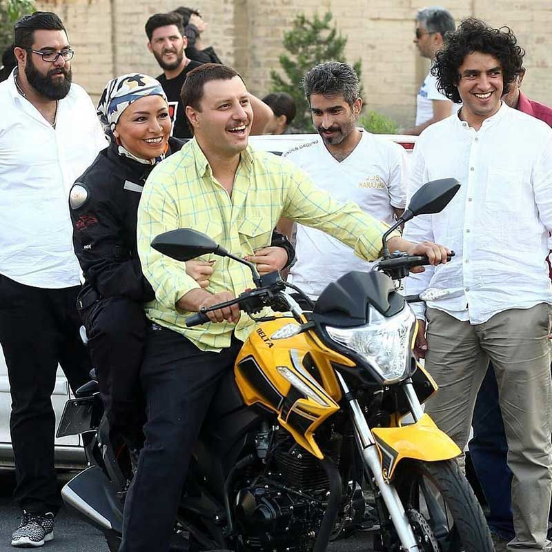 موتورسواری جواد عزتی به همراه همسرش! +عکس