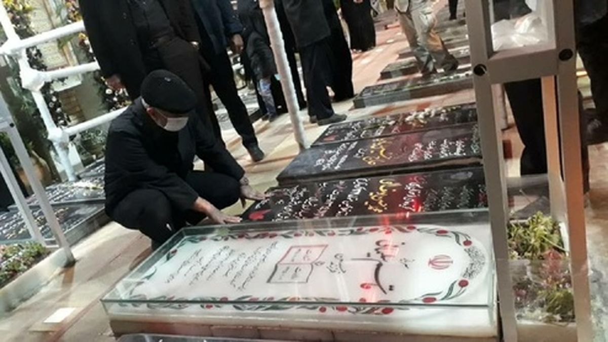 سردارقاآنی بر سر مزار حاج قاسم +عکس