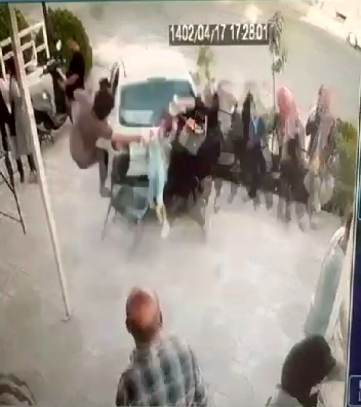 تصاویری از لحظه برخورد هولناک خودروی ۲۰۶ با عابرین در شیراز | مصدومیت ١٠ نفر در حادثه محله صدرا