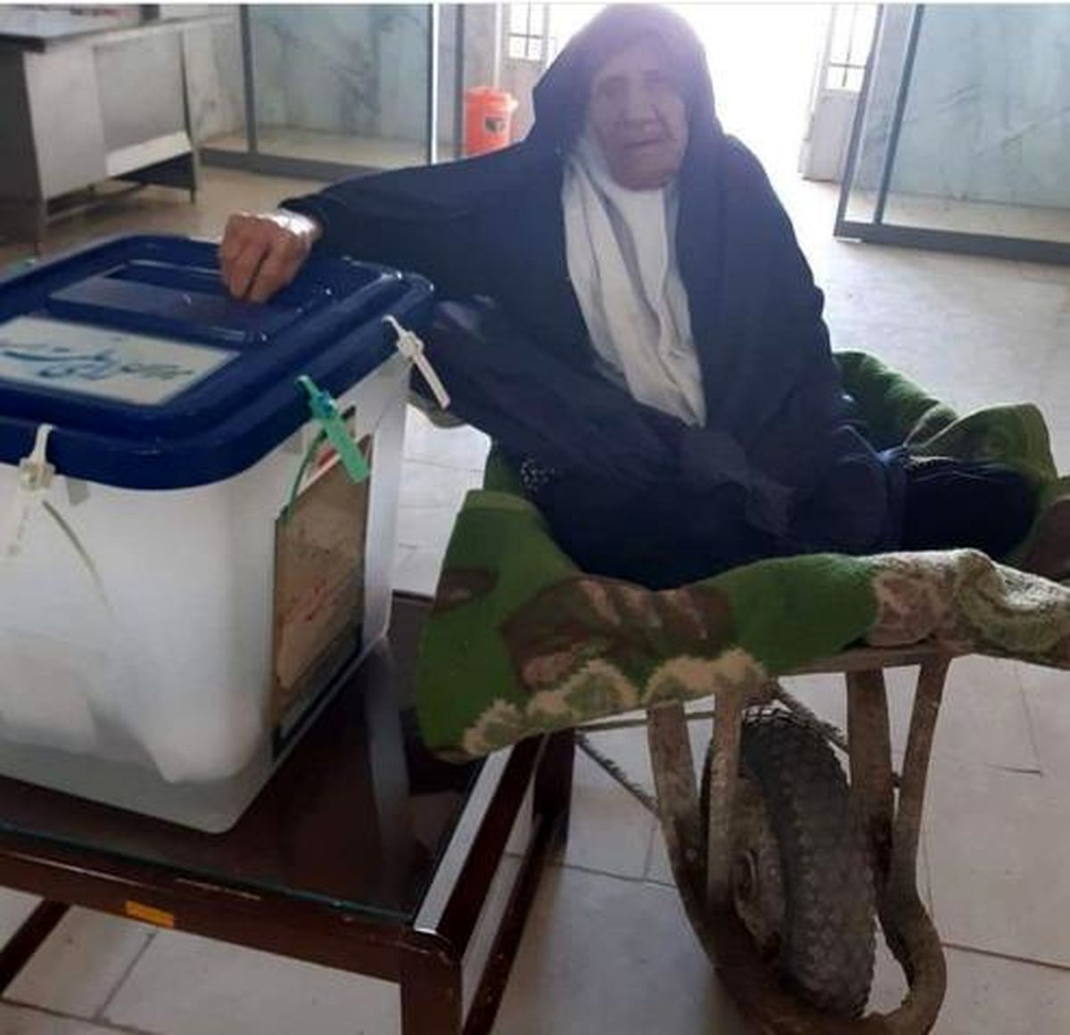 عکس: حضور بانوی ۹۵ ساله میبدی با فرغون درانتخابات!