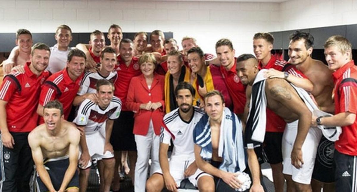 مرکل در رختکن بازیکنان آلمان/عکس