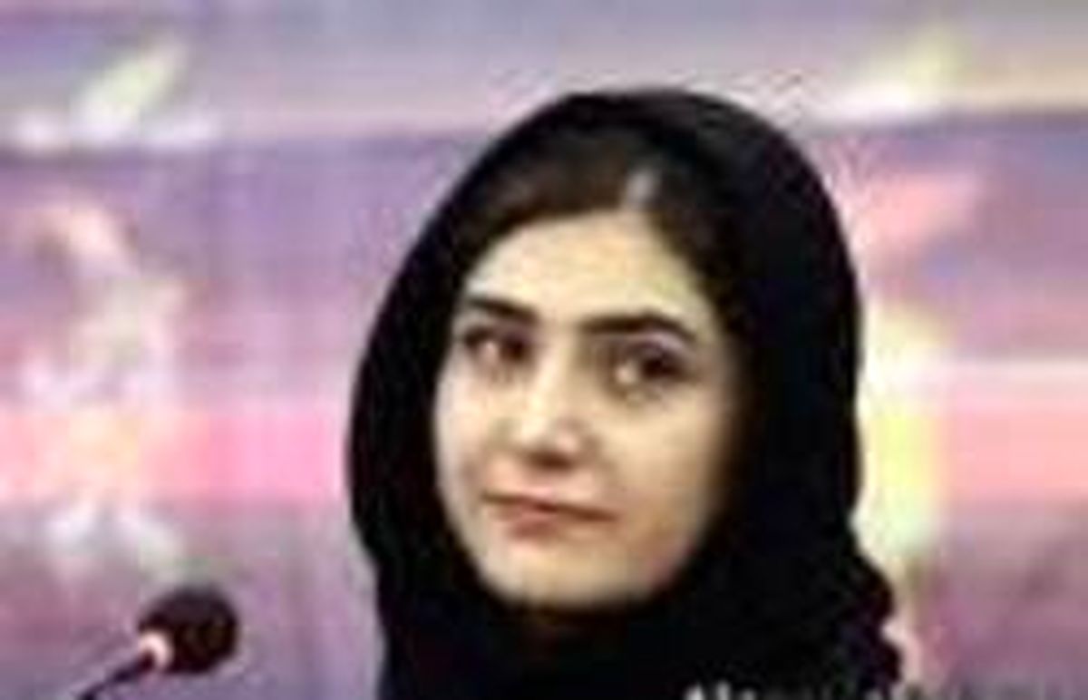 عکس: قلیان کشیدن خانم بازیگر در یک فیلم!