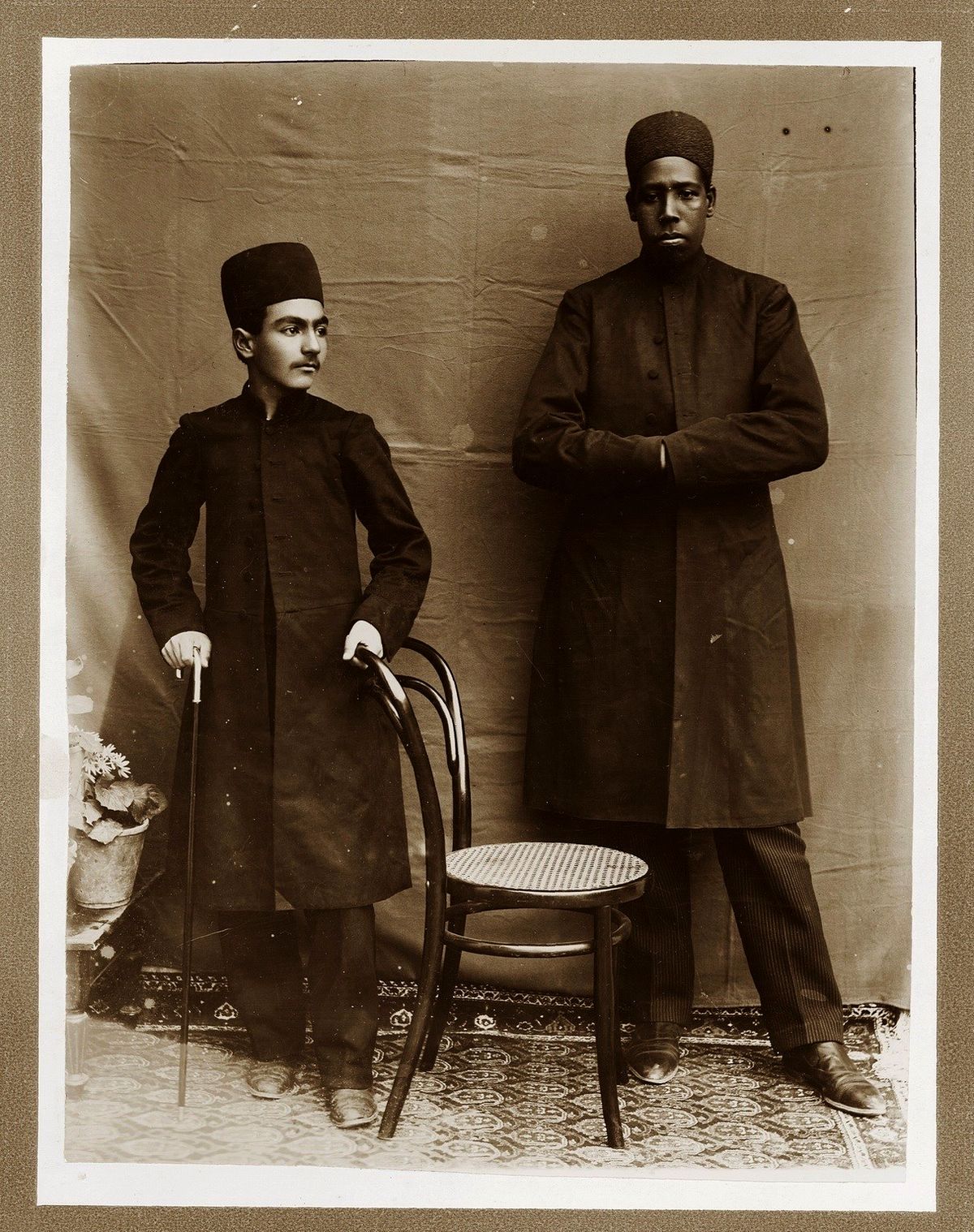 عکس: شاهزاده قجری در کنار برده آفریقایی