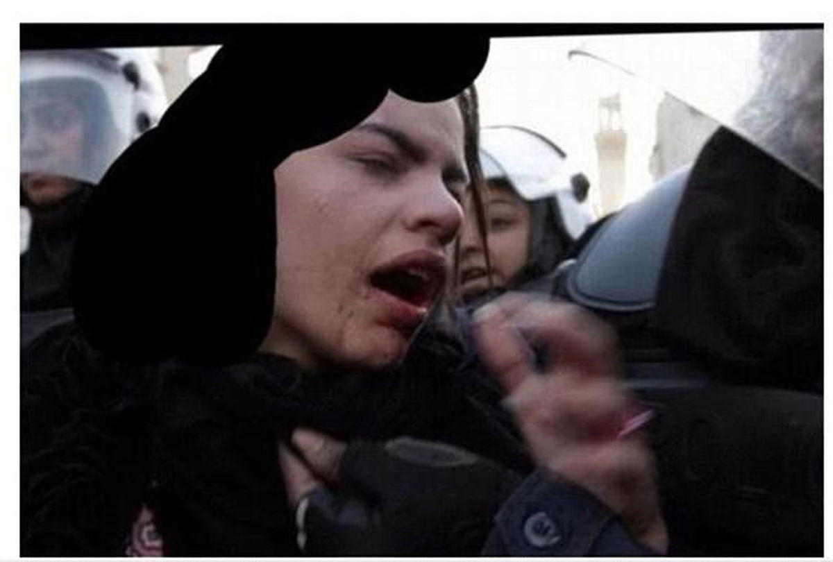 عکس/خلع حجاب وکتک زدن یک زن بحرینی
