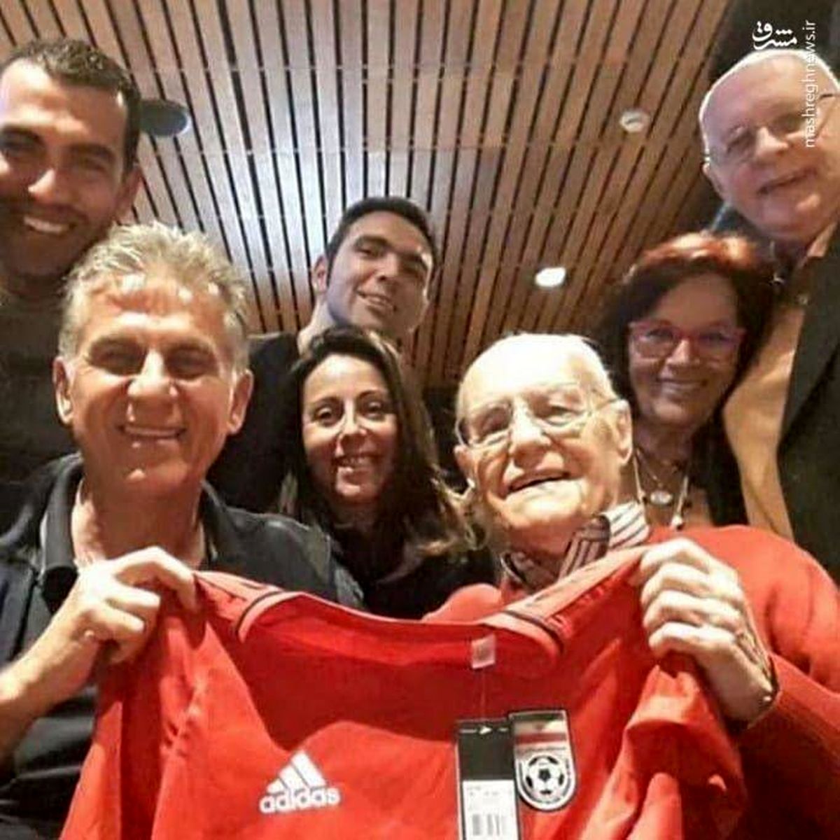 عکس یادگاری کی‌روش و پدرش با لباس تیم ملی ایران