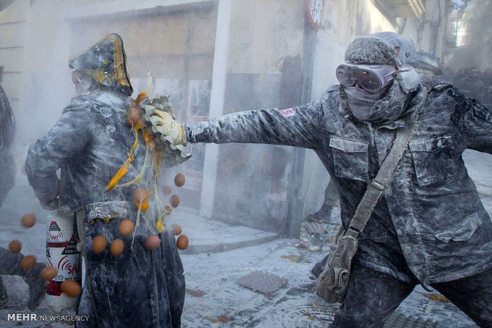 گزارش تصویری: نبرد آرد و تخم مرغ!