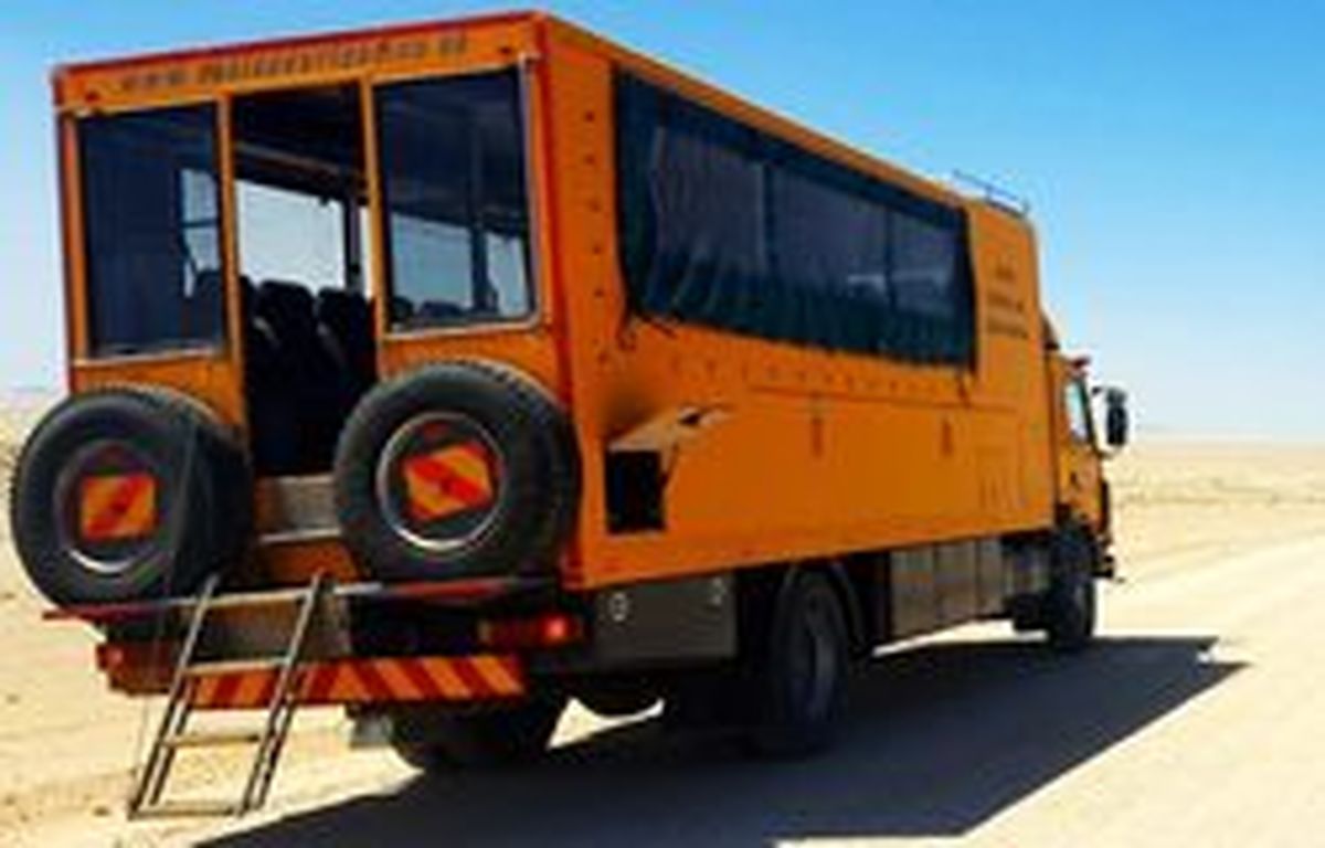 کامیون خاص گردشگران در جاده‌های اصفهان +عکس
