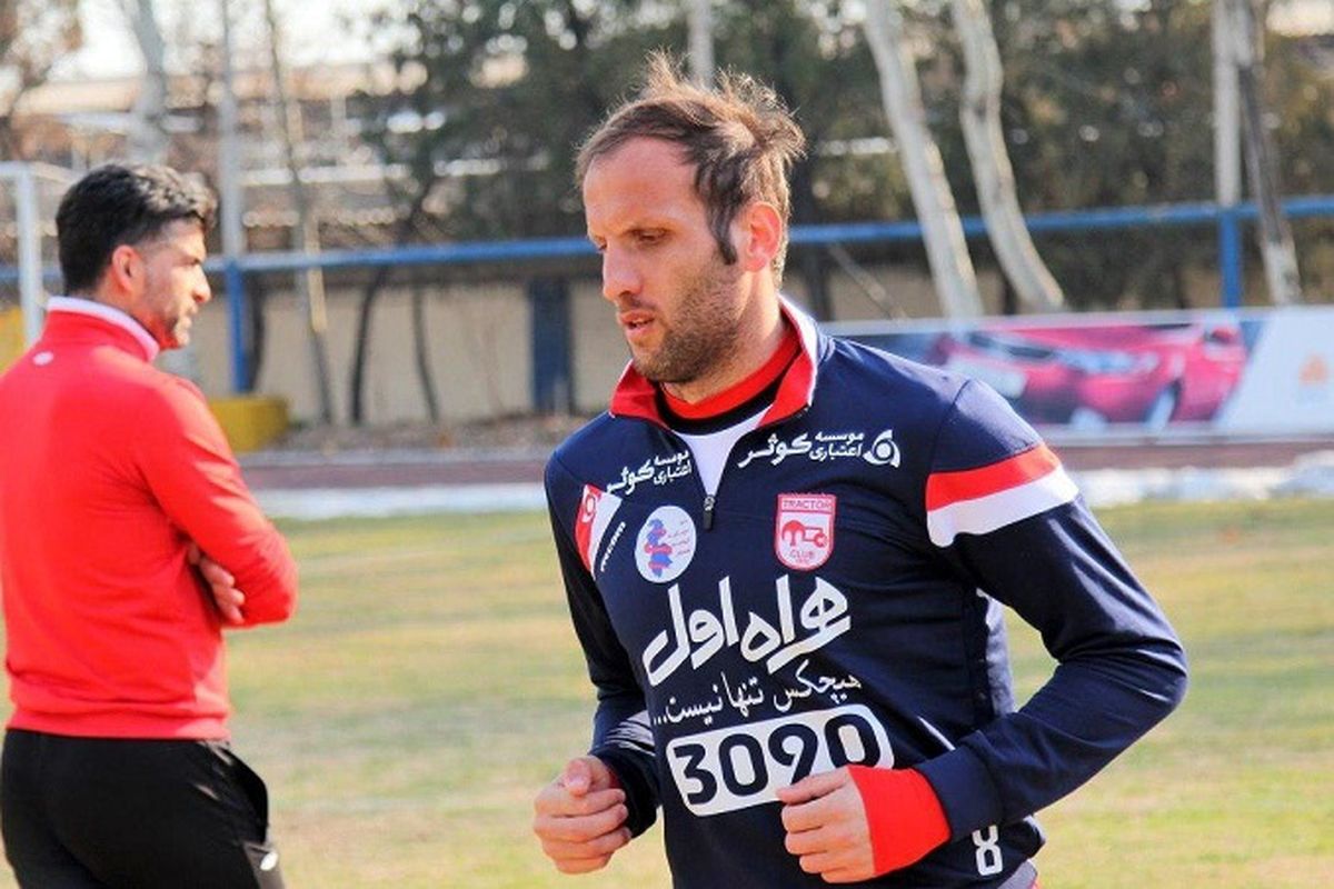 عکس: رهبر پرسپولیس خط دفاع تراکتور!