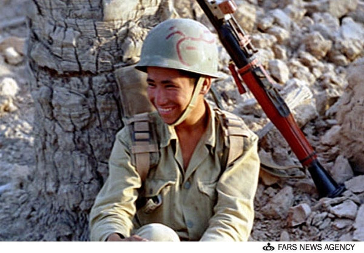 رزمنده‌ای که سلاحش را رها نکرد/عکس