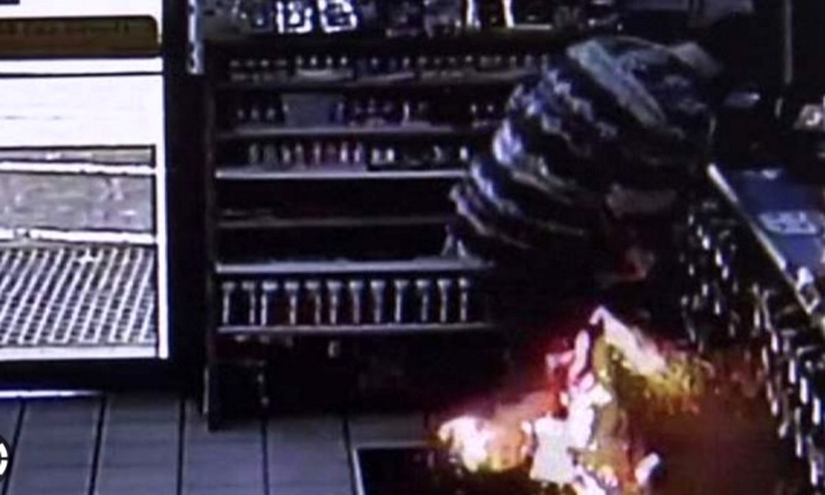 فندک برقی مرد جوان را آتش زد +عکس