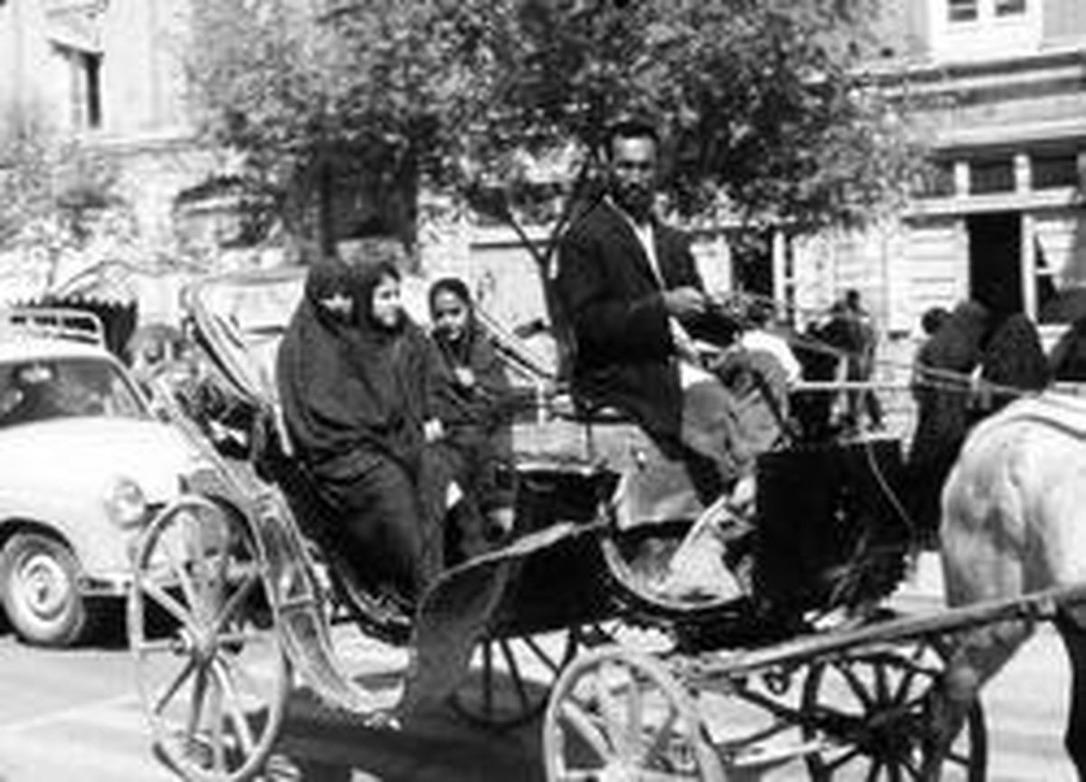 عکس: درشکه سواری در خیابان‌های تهران دهه ٤٠