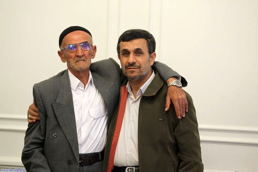 عکس یادگاری احمدی‌نژاد با پیرمرد