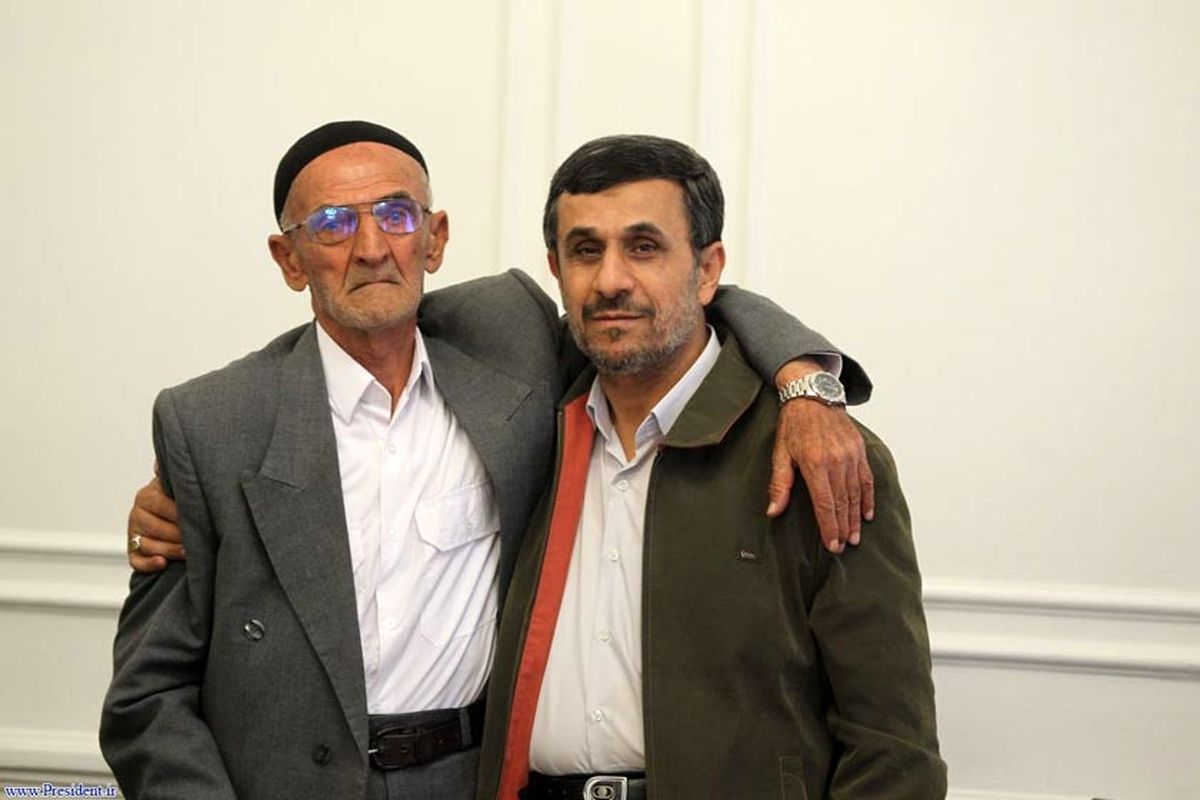 عکس یادگاری احمدی‌نژاد با پیرمرد