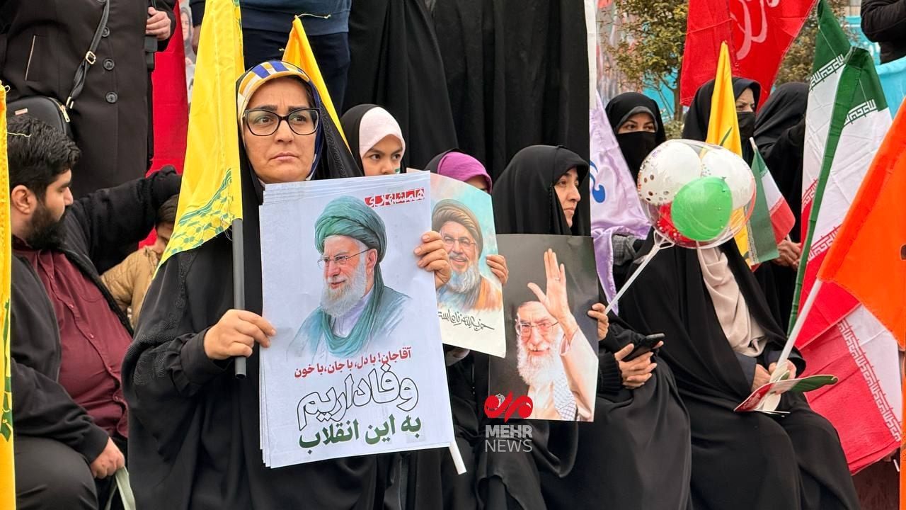 حضور زودهنگام مردم پایتخت برای راهپیمایی ۲۲ بهمن / نمایش پهپادهای ساقط‌ شده اسرائیل در میدان آزادی / مسیرهای راهپیمایی در تهران + فیلم و تصاویر