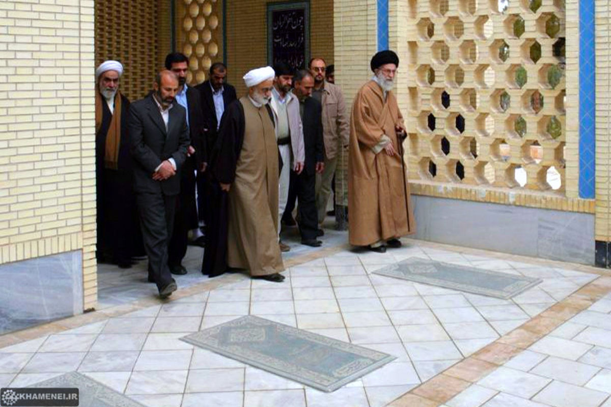 عکس: حضور رهبری در مزار شهدای ابرکوه