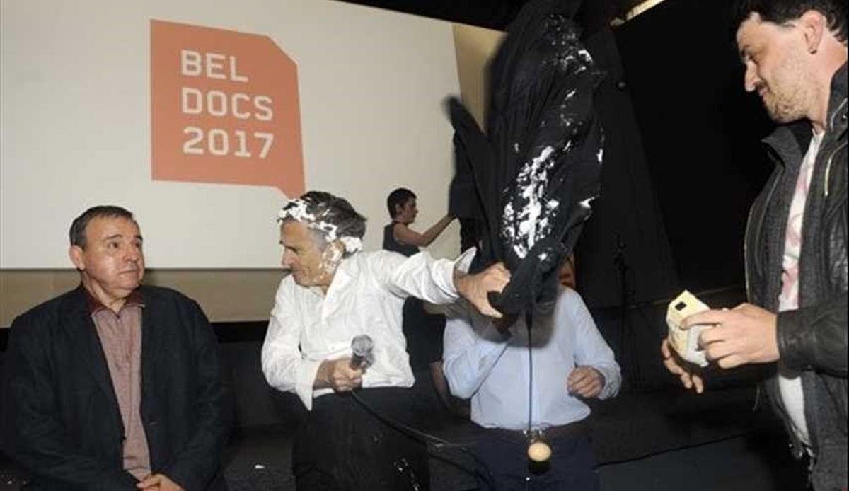 پرتاب کیک به صورت کارگردان فیلم «پیشمرگه» +عکس