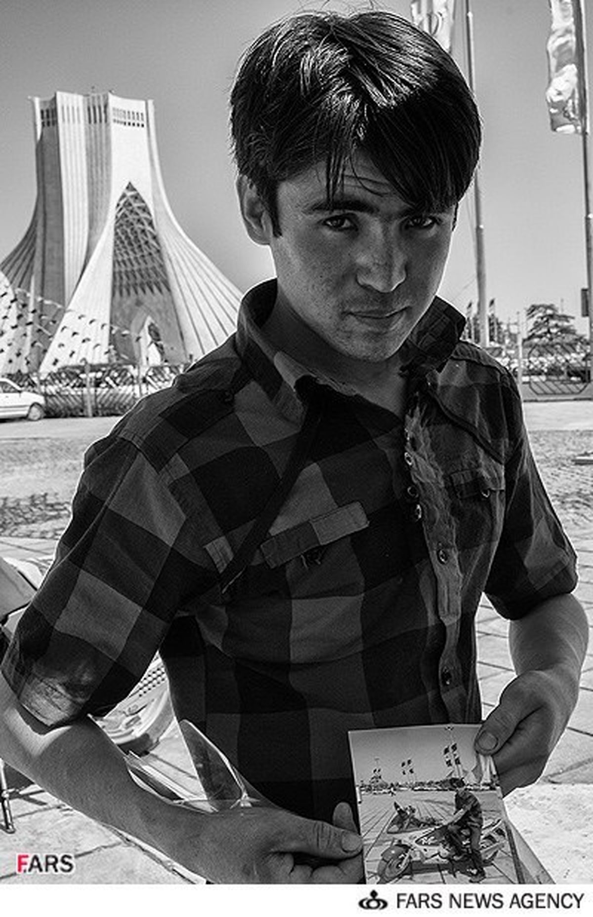 عکس یادگاری با میدان آزادی/عکس