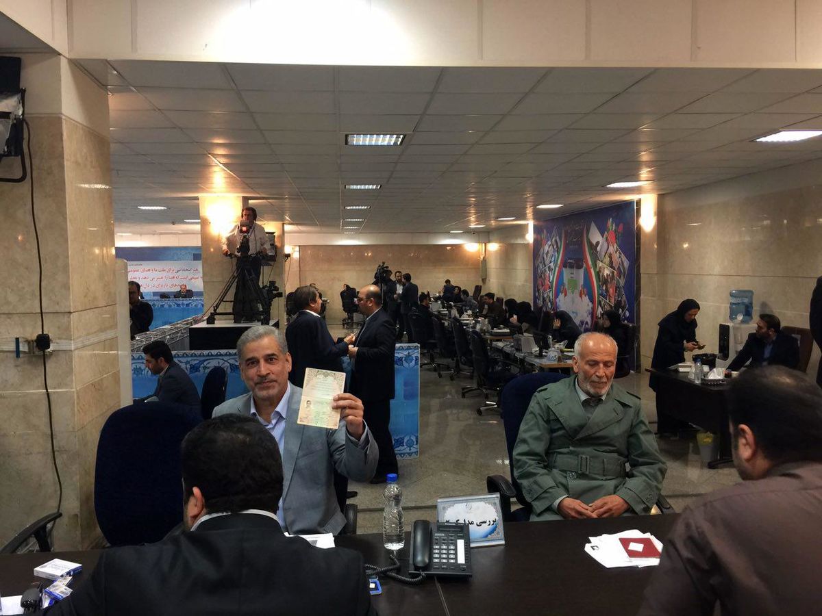وزیر دولت دهم برای انتخابات ثبت نام کرد +عکس