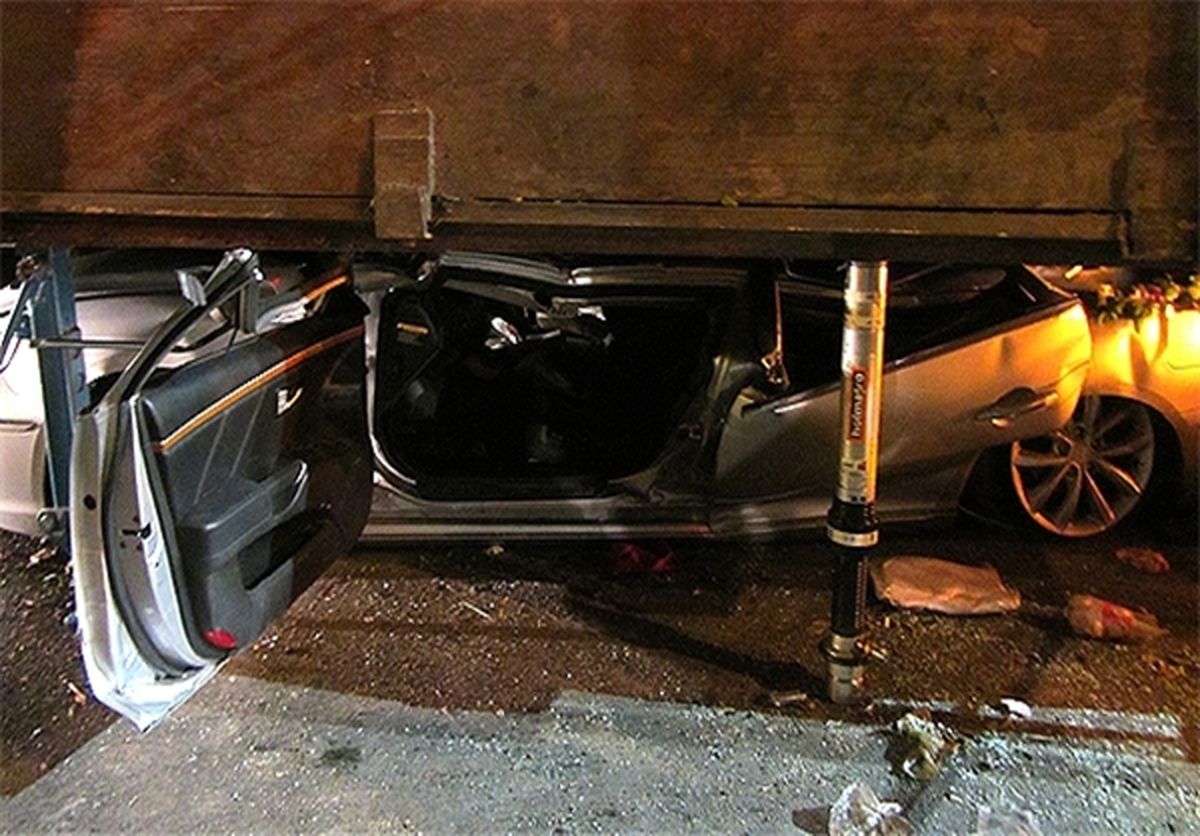 له شدن ماشین‌عروس زیر تریلر زباله/تصاویر