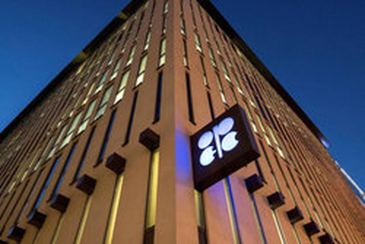 اوپک و روسیه در حال بررسی کاهش تولید نفت هستند