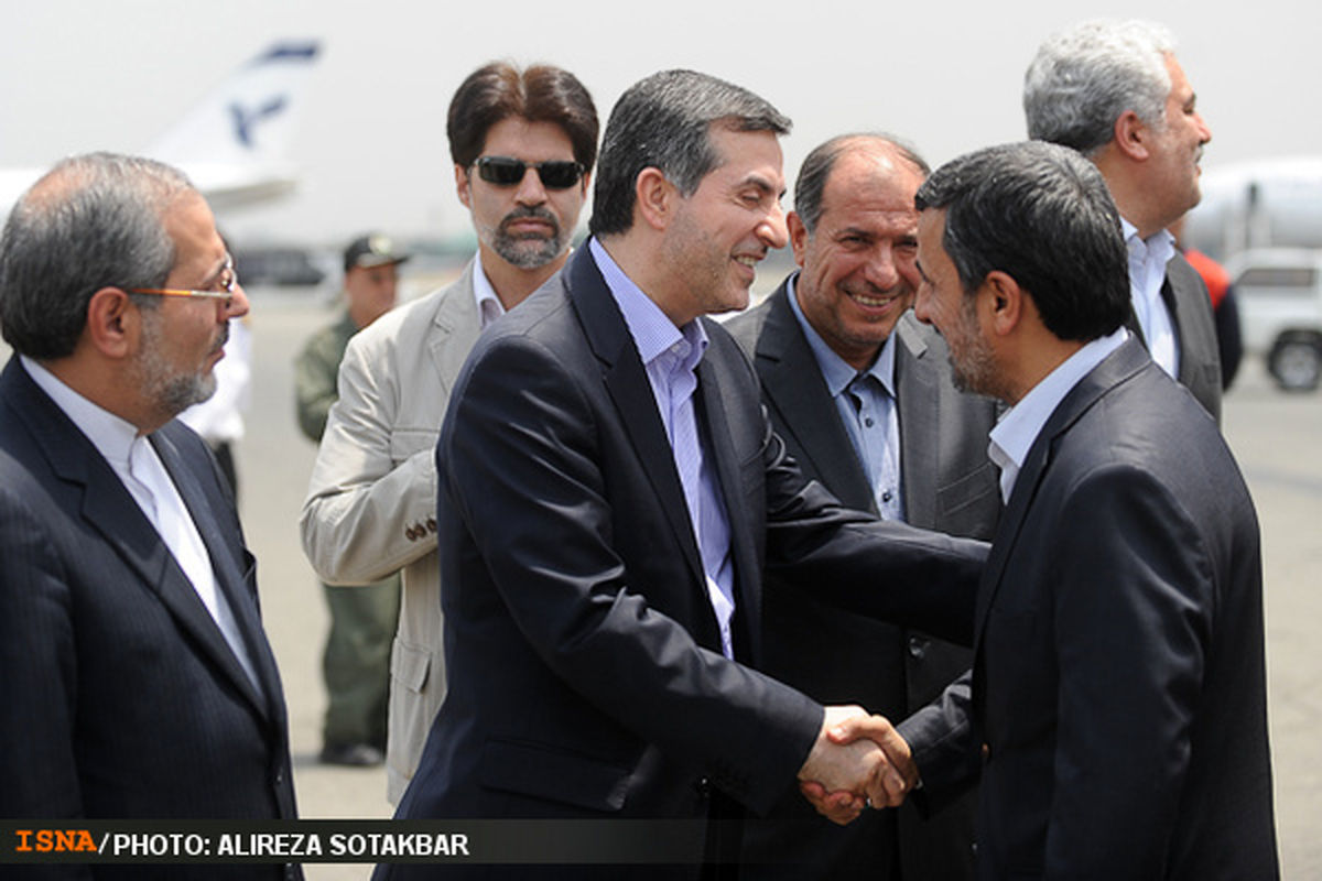 عکس/استقبال مشایی از احمدی‌نژاد