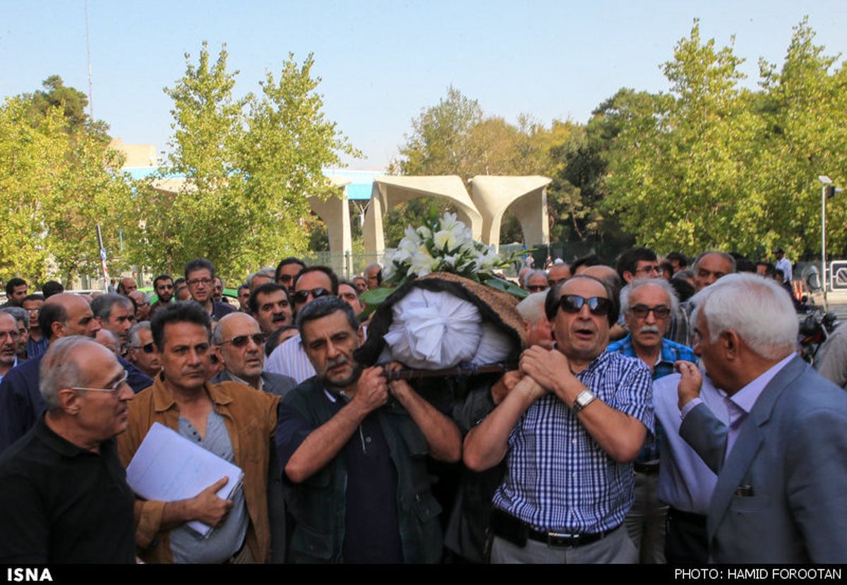 عکس : تشییع پدر «امیرکبیر» از مقابل درهای بسته