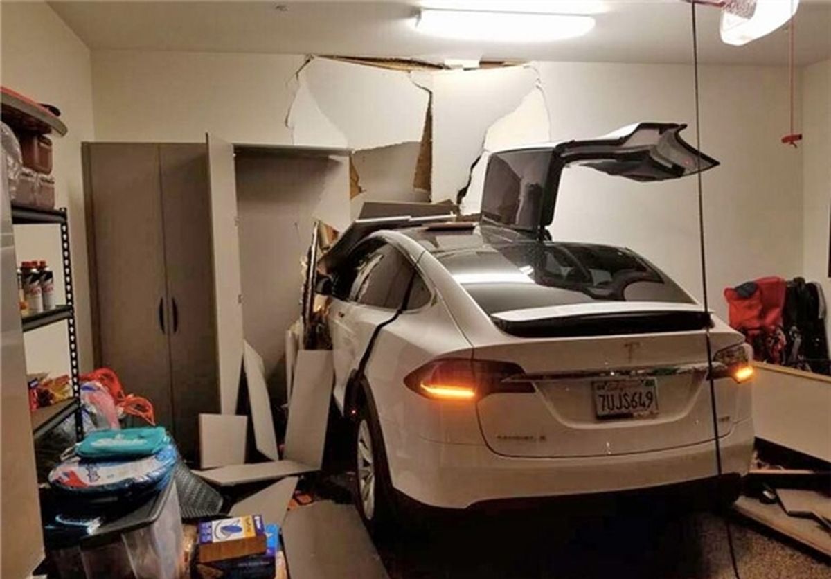 برخورد خودروی برقی با خانه بازیگرکره‌ای خبرساز شد +عکس