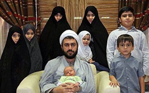 صحبت‌های جالب طلبه ۳۷ ساله درباره تولد ۱۱ فرزندش +فیلم