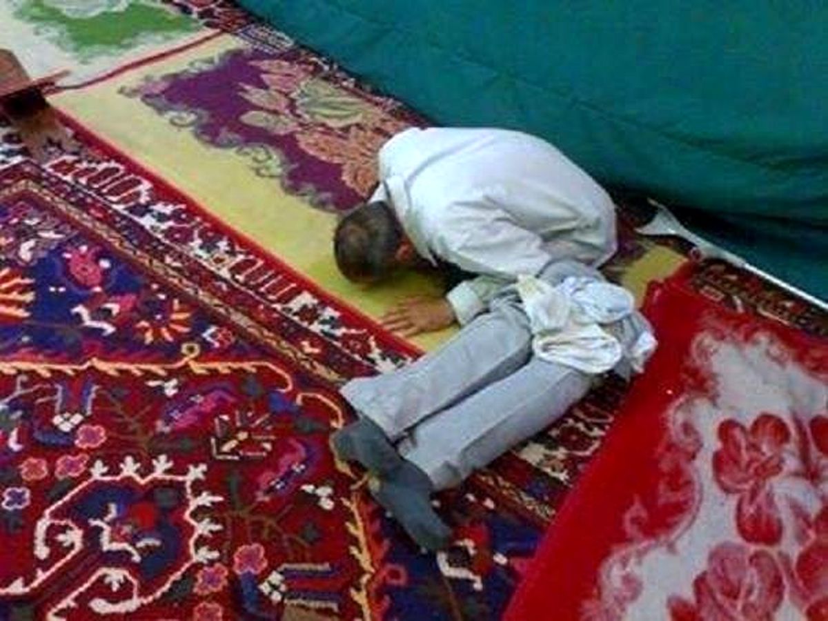 عکس/جانباز سرفراز در حال نماز