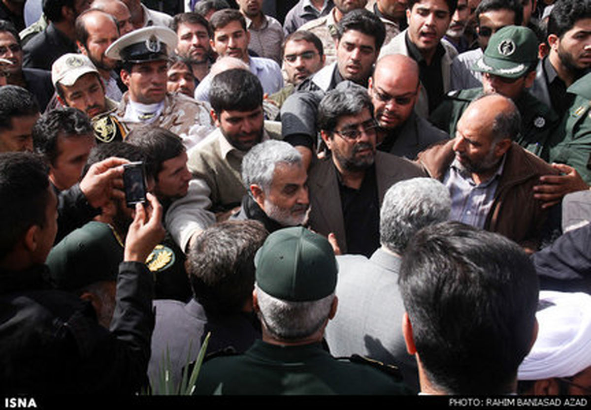 عکس/حاج قاسم در تشییع مدافع حرم