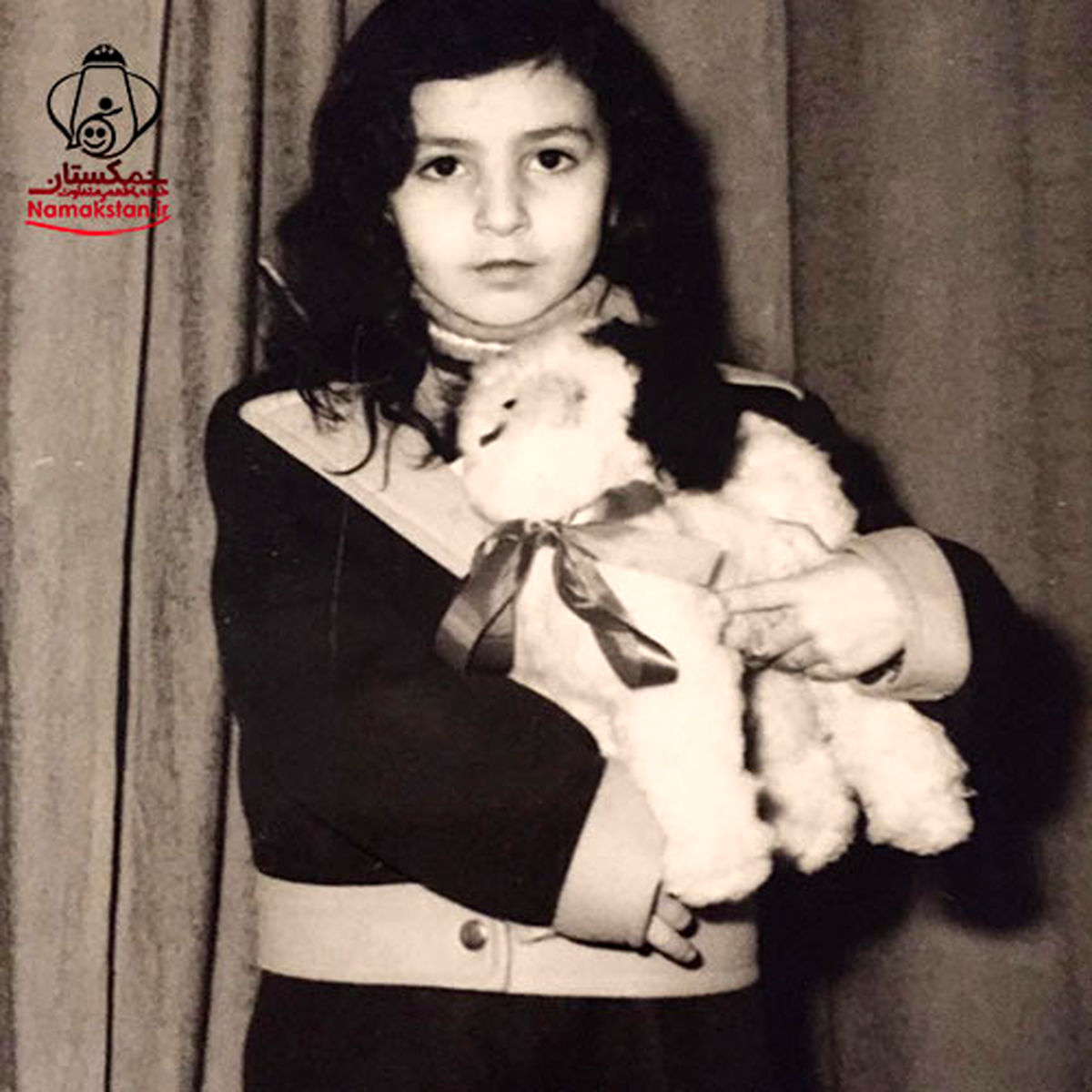 عکس: مرجانه گلچین در کلاس اول دبستان