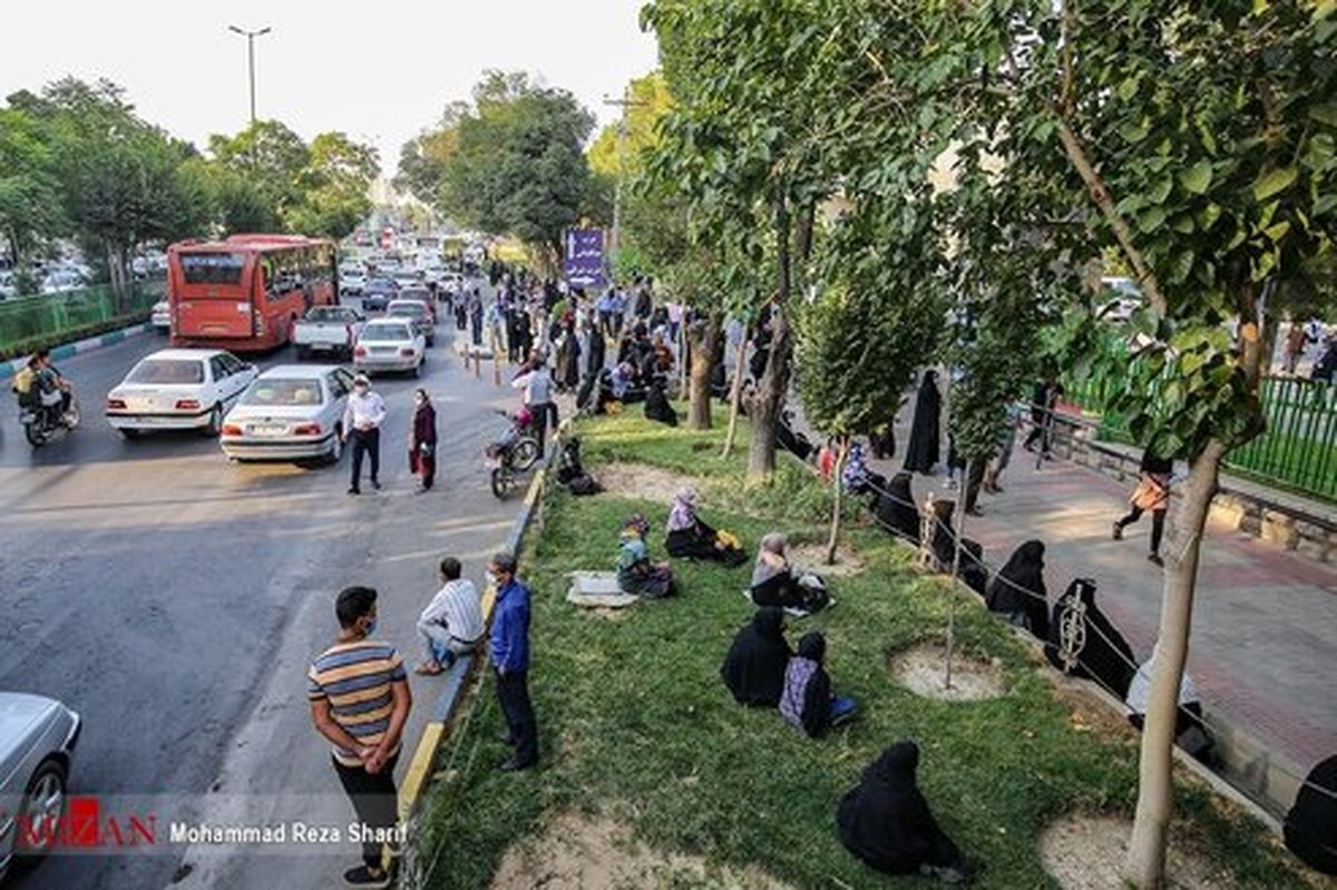 تصاویر: انتظار خانوادههای داوطلبان کنکور بدون رعایت پروتکل بهداشتی