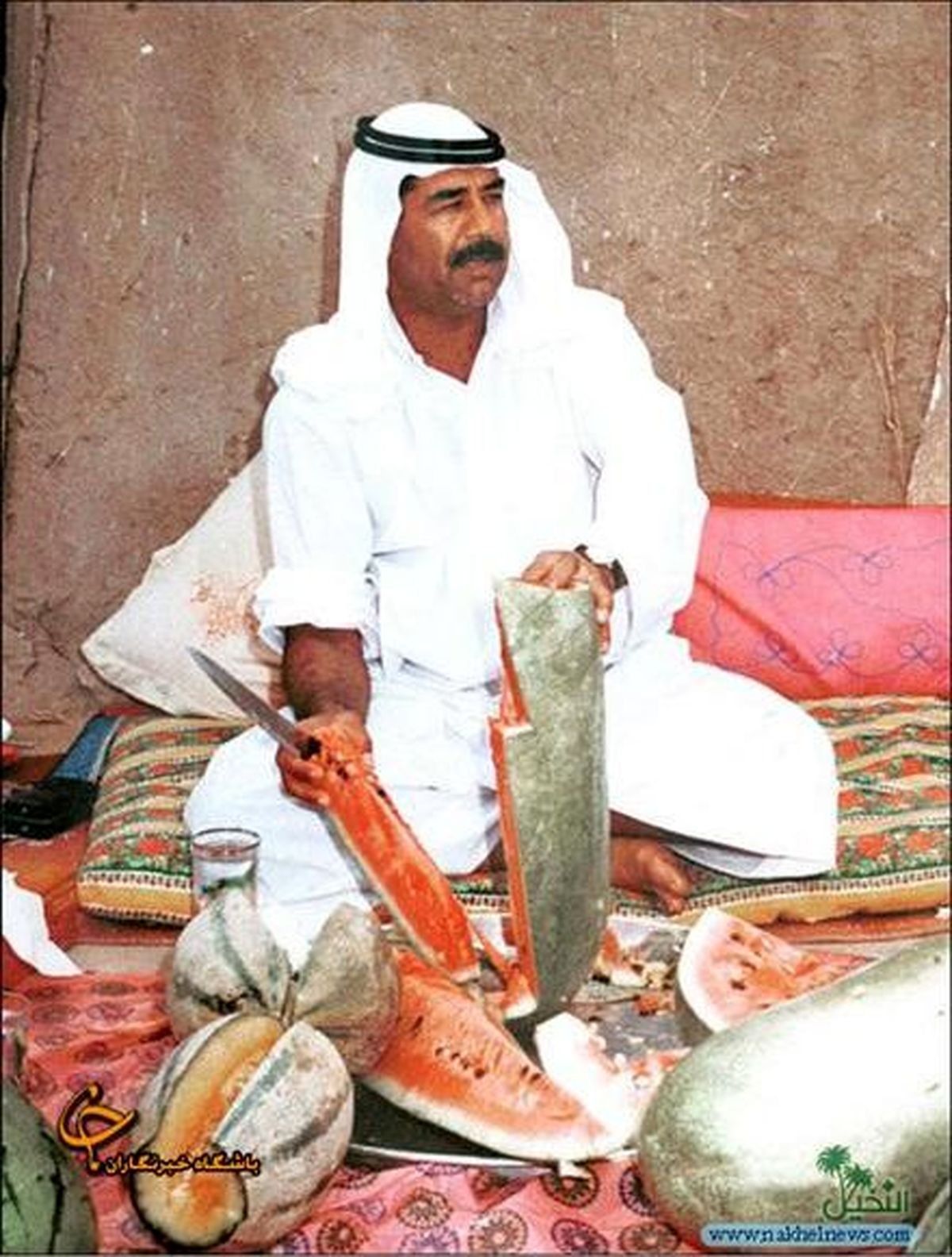خوردن هندوانه به سبک صدام !/عکس