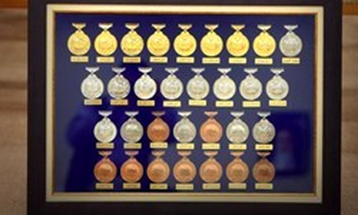 هدیه رهبر انقلاب به نخبگان دانشگاه شریف +عکس