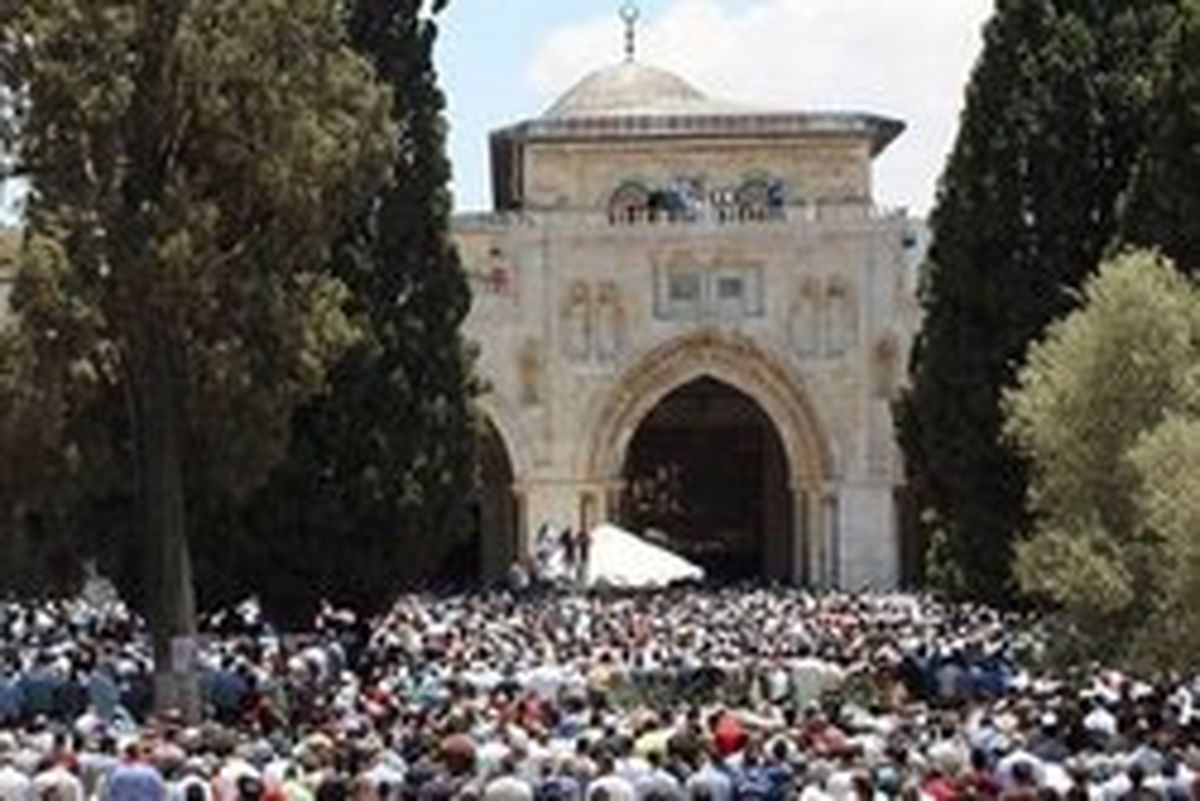 حضور بیش از ۳۵۰ هزار نمازگزار فلسطینی در مسجدالاقصی