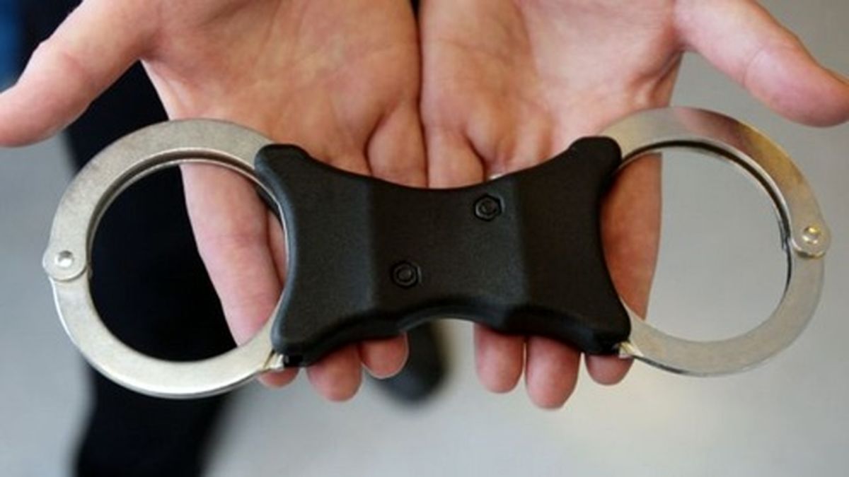 گرفتار شدن پلیس حین آموزش دستبندزدن! +عکس