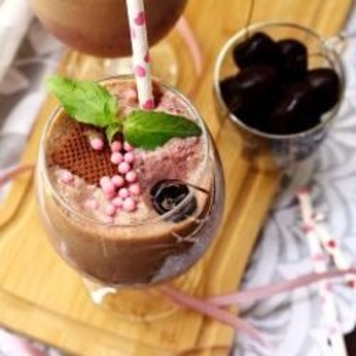 دستور تهیه میلک شیک گیلاس و بیسکوئیت