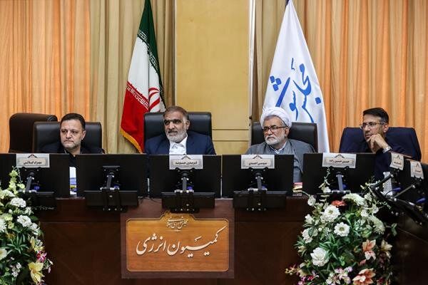 بررسی جزئیات طرح توسعه بهره برداری صلح آمیز از فناوری هسته ای در کمیسیون انرژی