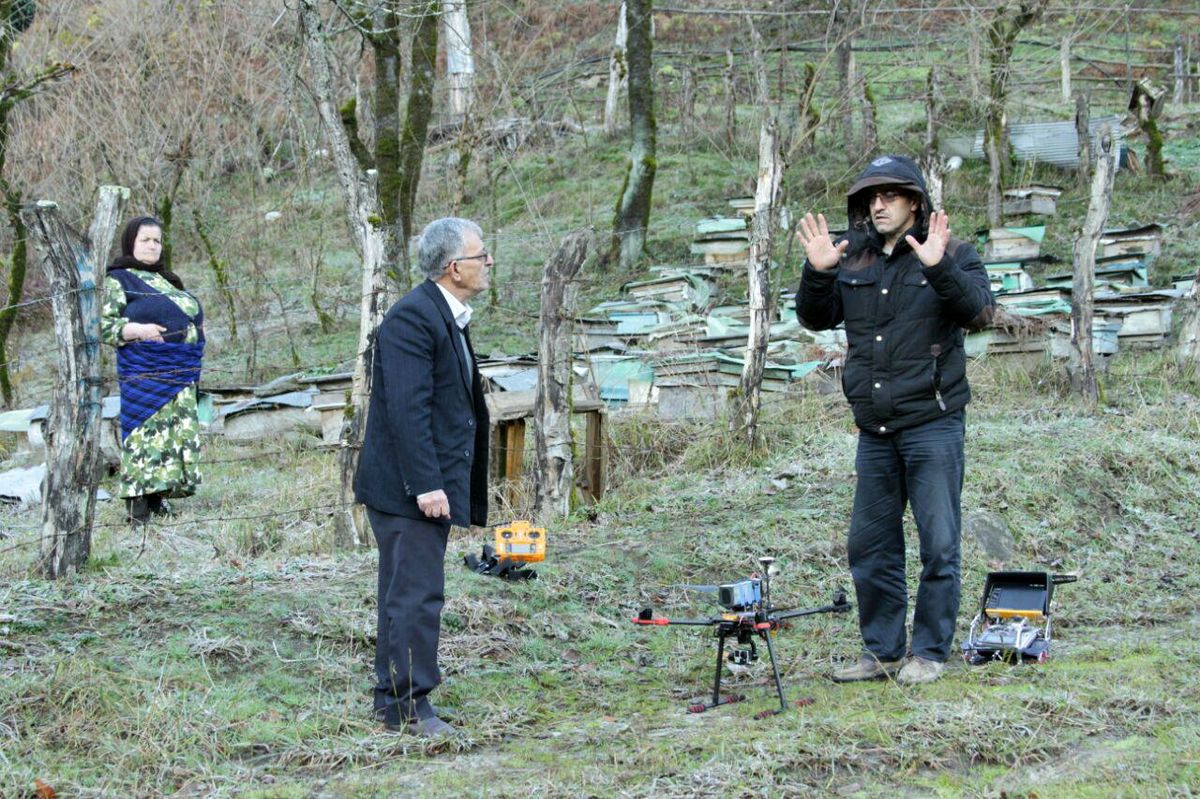 روایت زندگی شیر زنی تنها در جنگل در «کمی آنسوتر»/ زنی که به سختی راضی به ساخت مستندی از زندگی اش شد