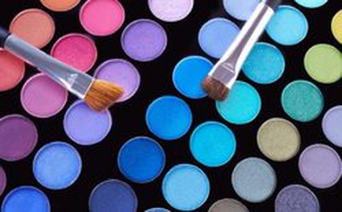 چه آرایشی به لباس طلایی میآید؟