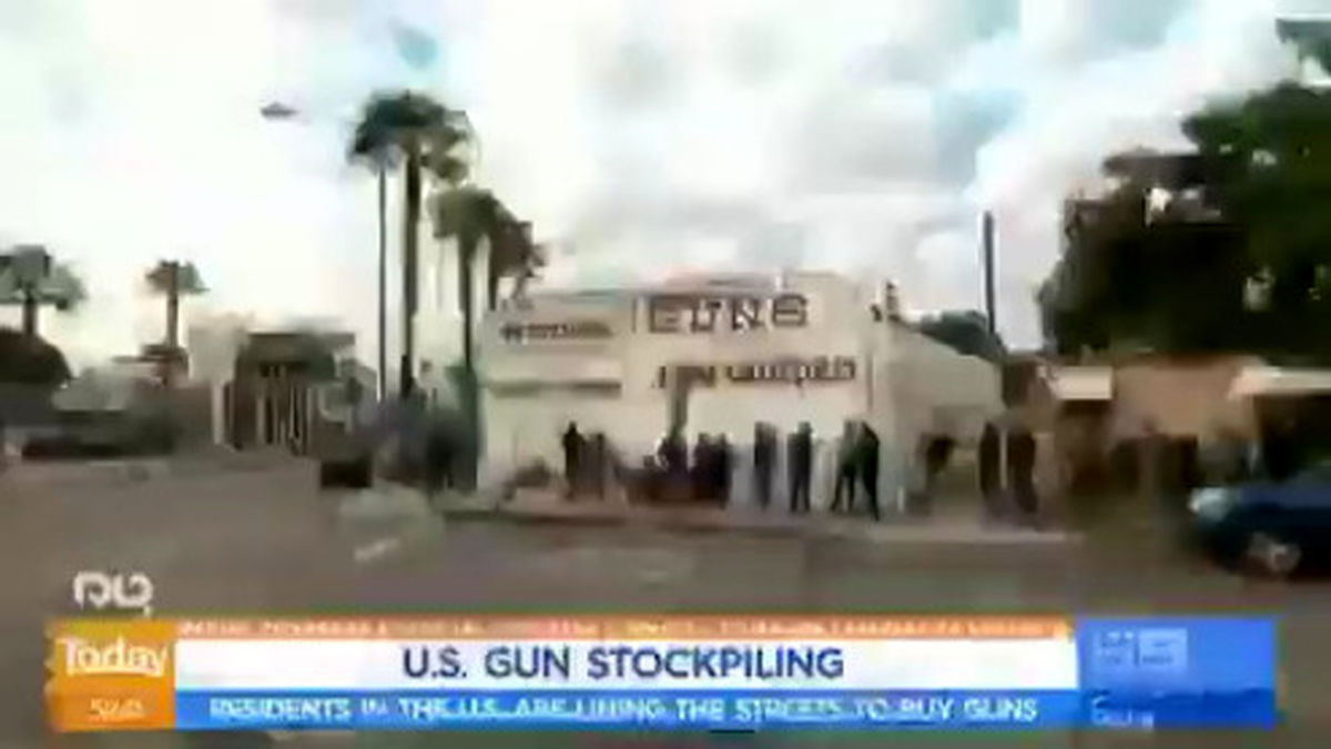 صف کشیدن آمریکایی‌ها مقابل اسلحه فروشی‌ها! +فیلم