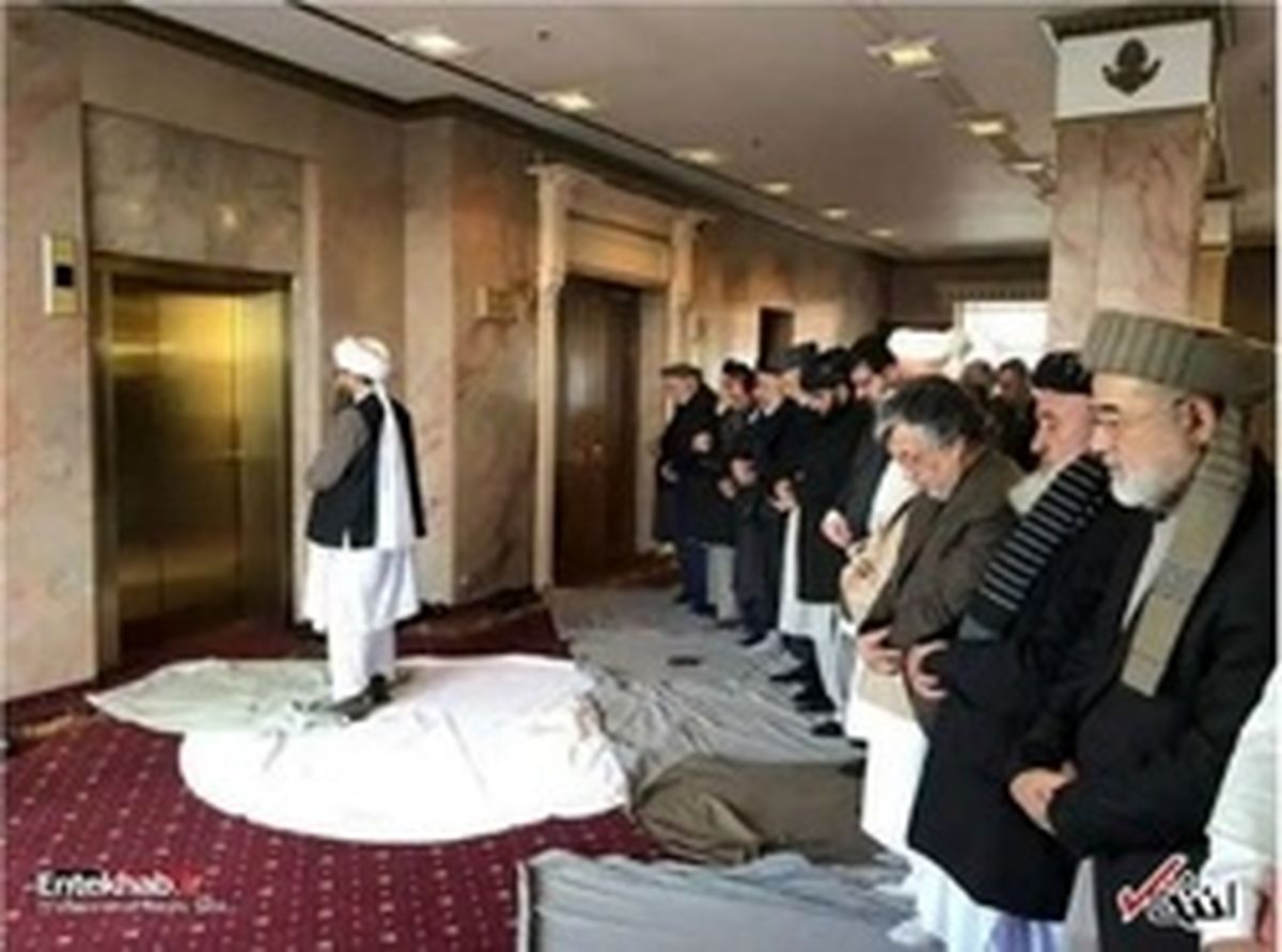 عکس: اقتدای حامد کرزی به امام جماعت طالبان