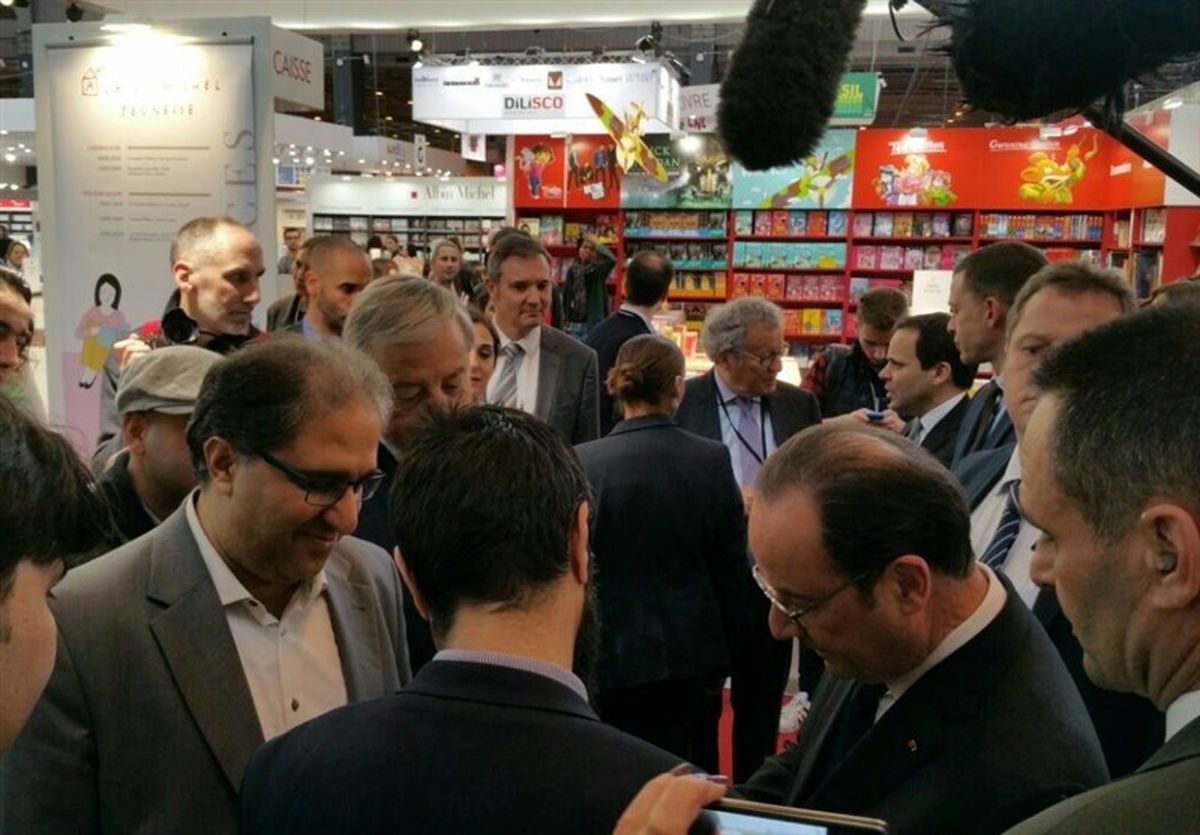 حضور اولاند در غرفه ایرانی‌ها در فرانسه +عکس