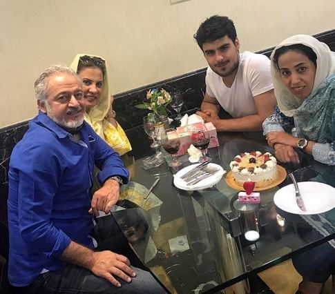 بازیگر ۵۵ ساله کشورمان در کنار اعضای خانواده +عکس