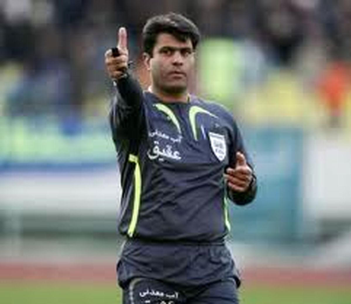 درگيري يكي از اعضاي كميته داوران با داور دربي