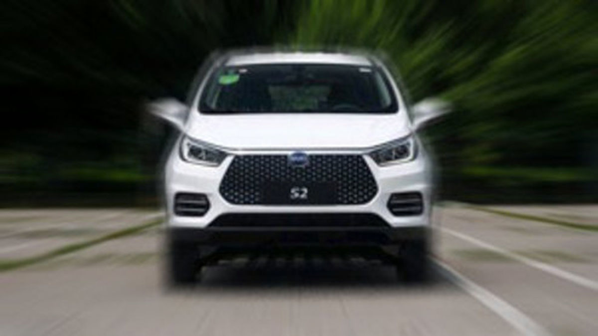 ورود خوفناک یک خودروی شاسی بلند به آرایشگاه! +فیلم