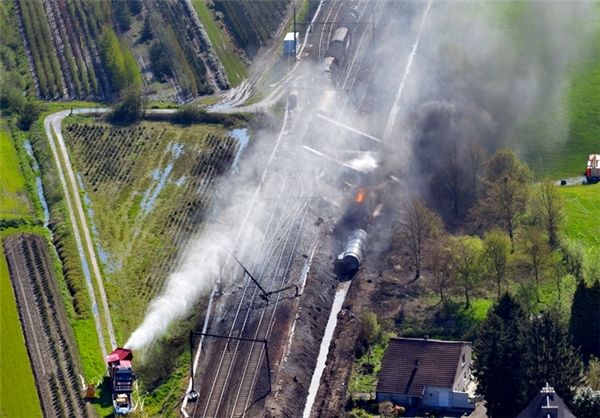 انفجار قطار حامل مواد شیمیایی/عکس